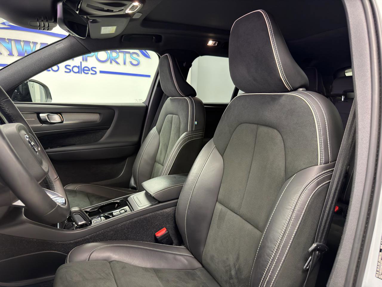 Used 2022 Volvo XC40 T5 R-Design w/ Climate Package AWD/4WD image 11