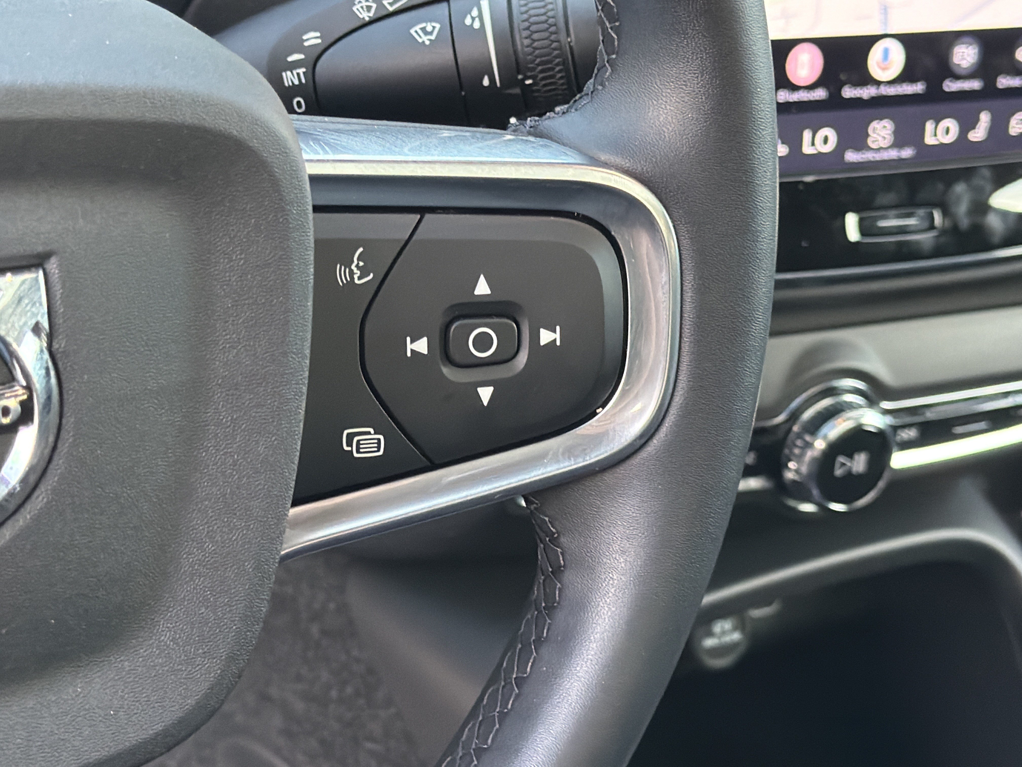 Certified 2025 Volvo XC40 B5 Plus AWD/4WD image 20
