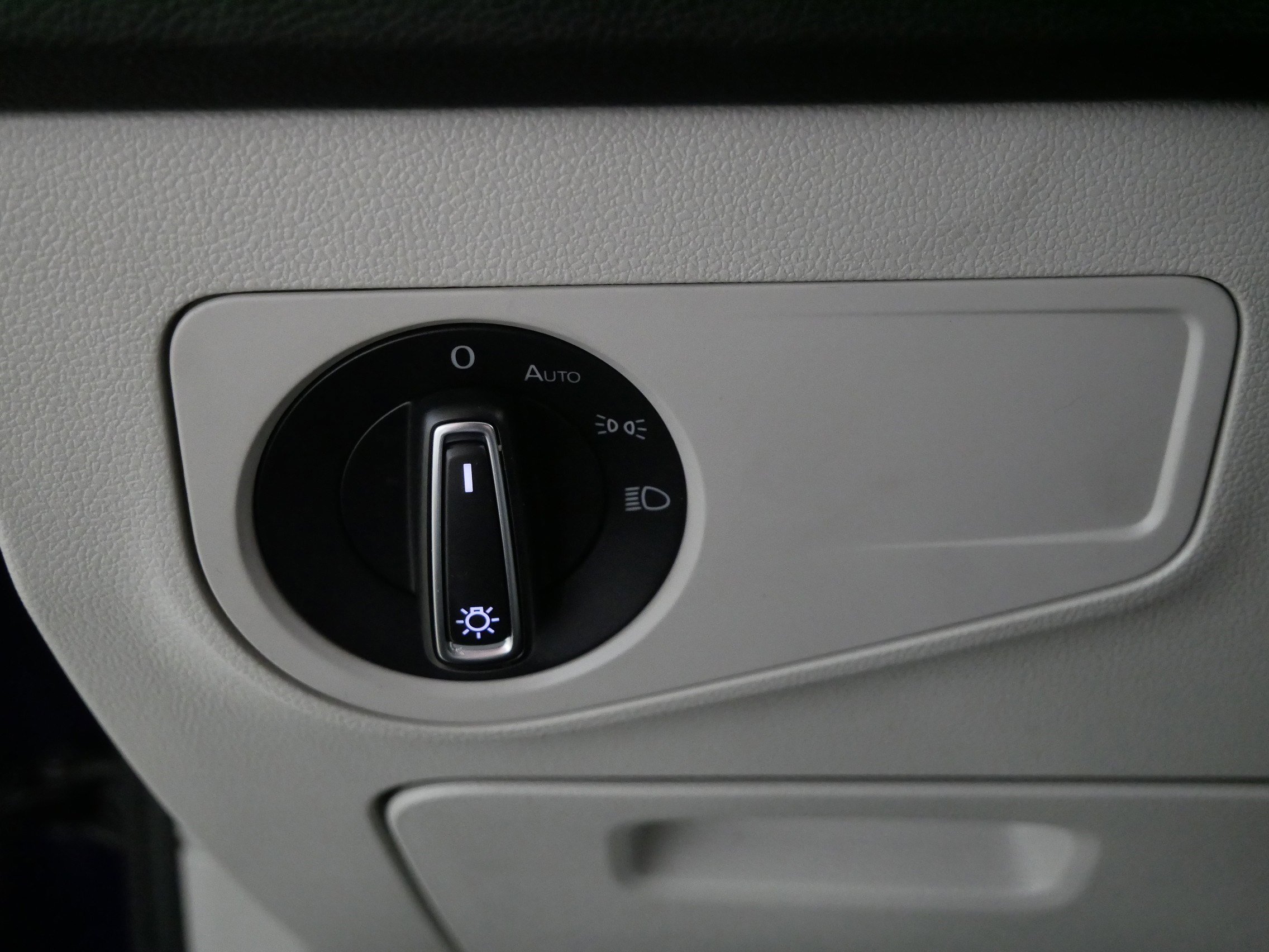 Used 2023 Volkswagen Tiguan SE w/ Panoramic Sunroof Package image 26