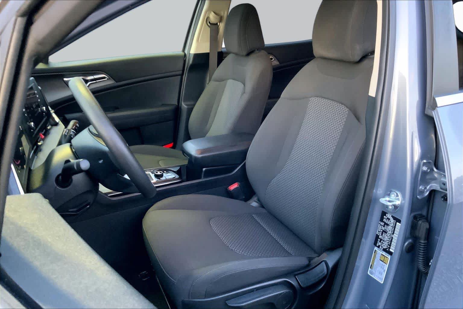 Used 2025 Kia Sportage LX FWD image 7
