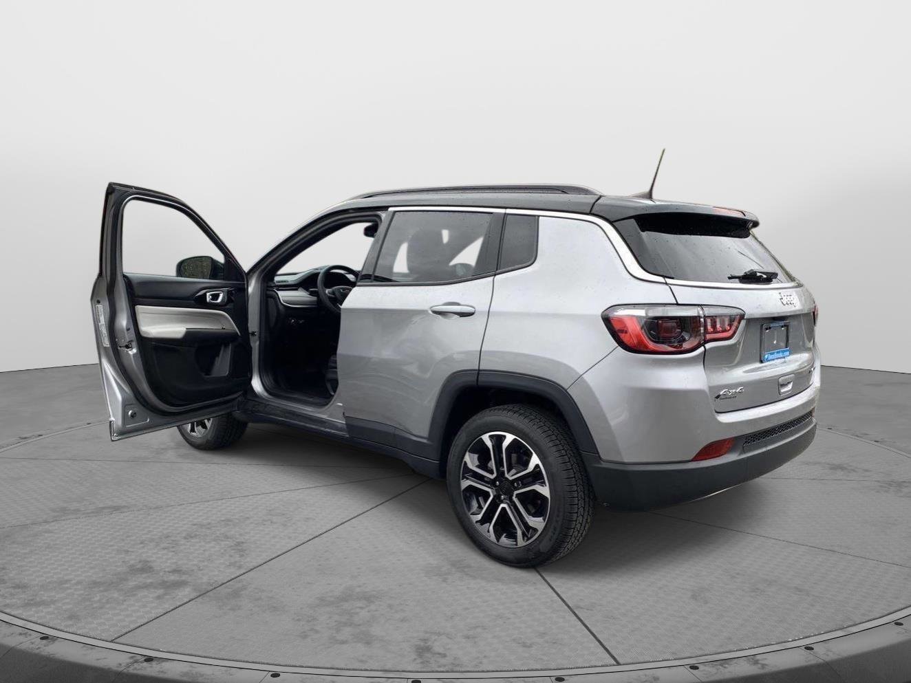 Used 2023 Jeep Compass Limited image 10