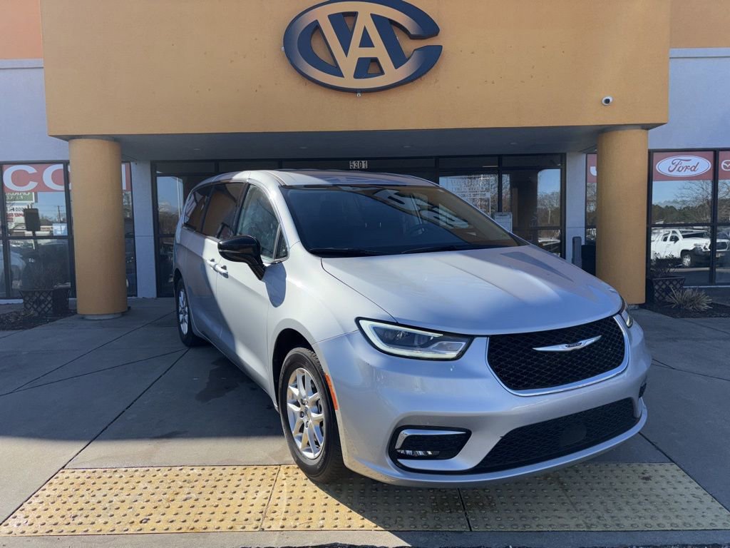 Used 2024 Chrysler Pacifica Touring-L