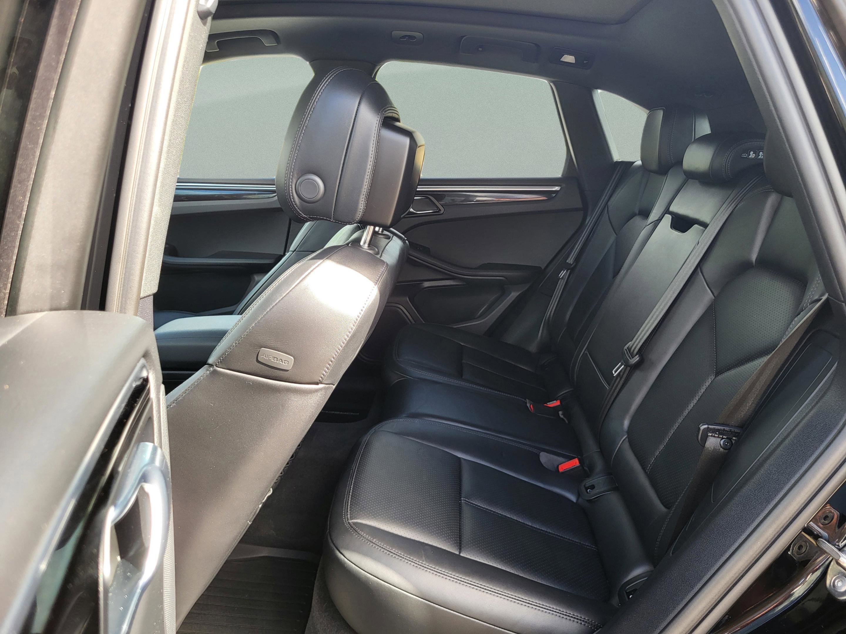 Used 2023 Porsche Macan AWD/4WD image 30