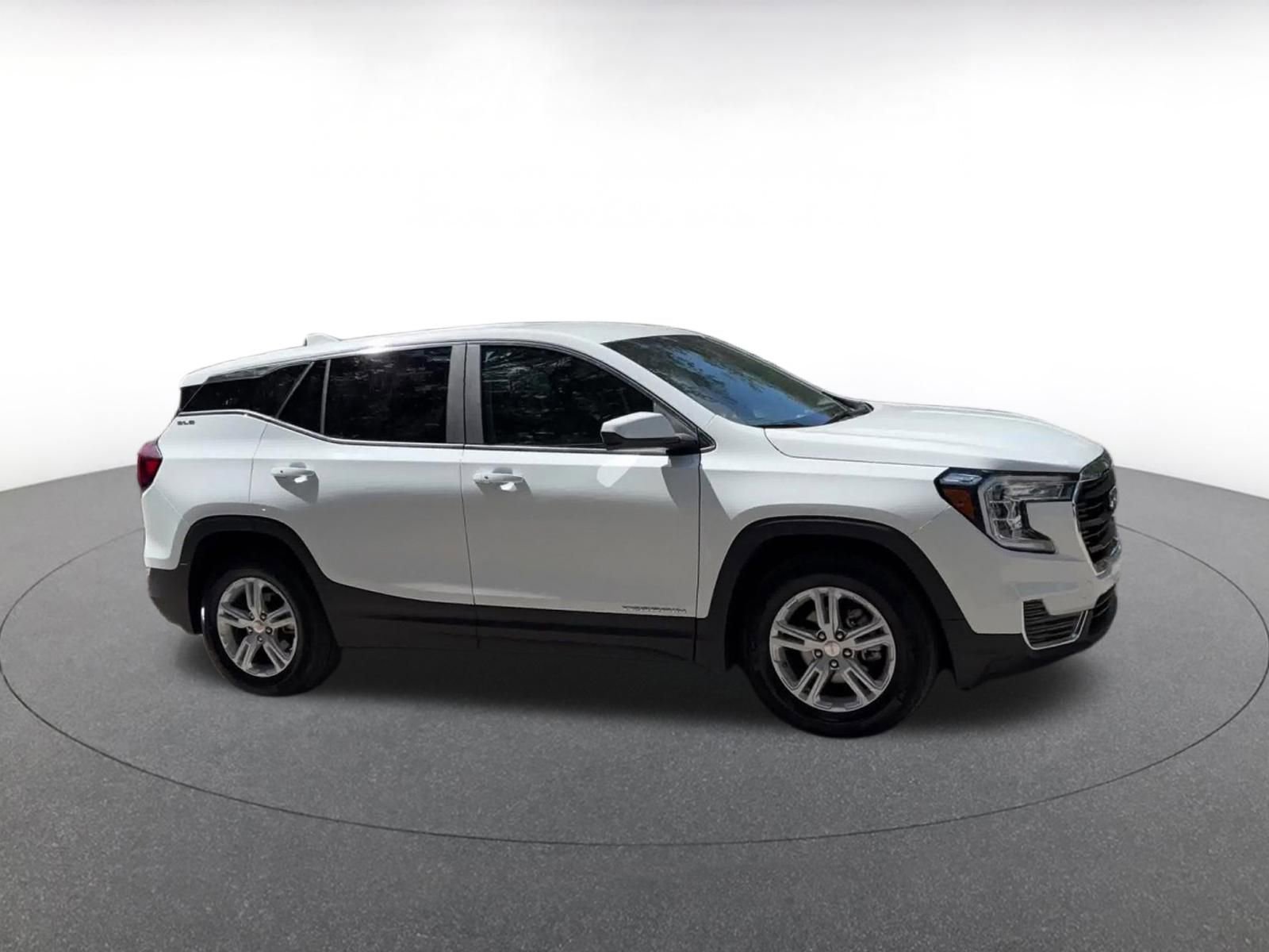 Used 2024 GMC Terrain SLE FWD image 2