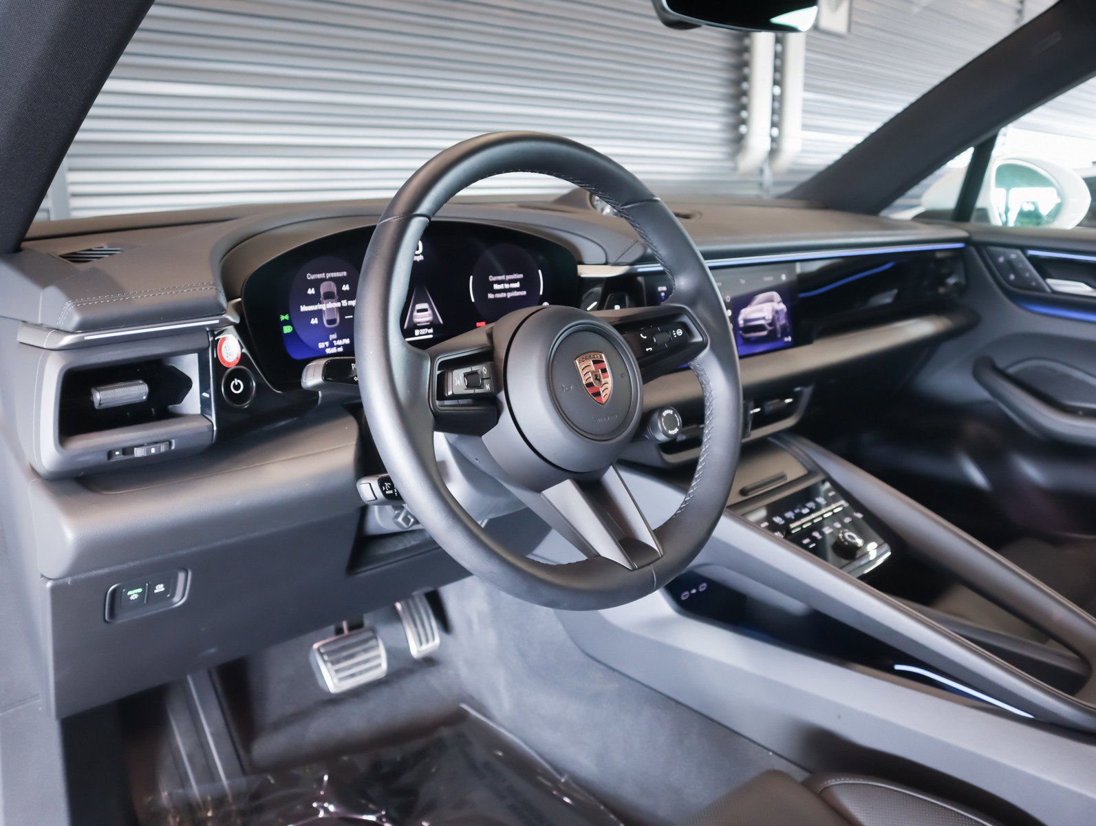 Certified 2025 Porsche Macan 4S Electric image 4