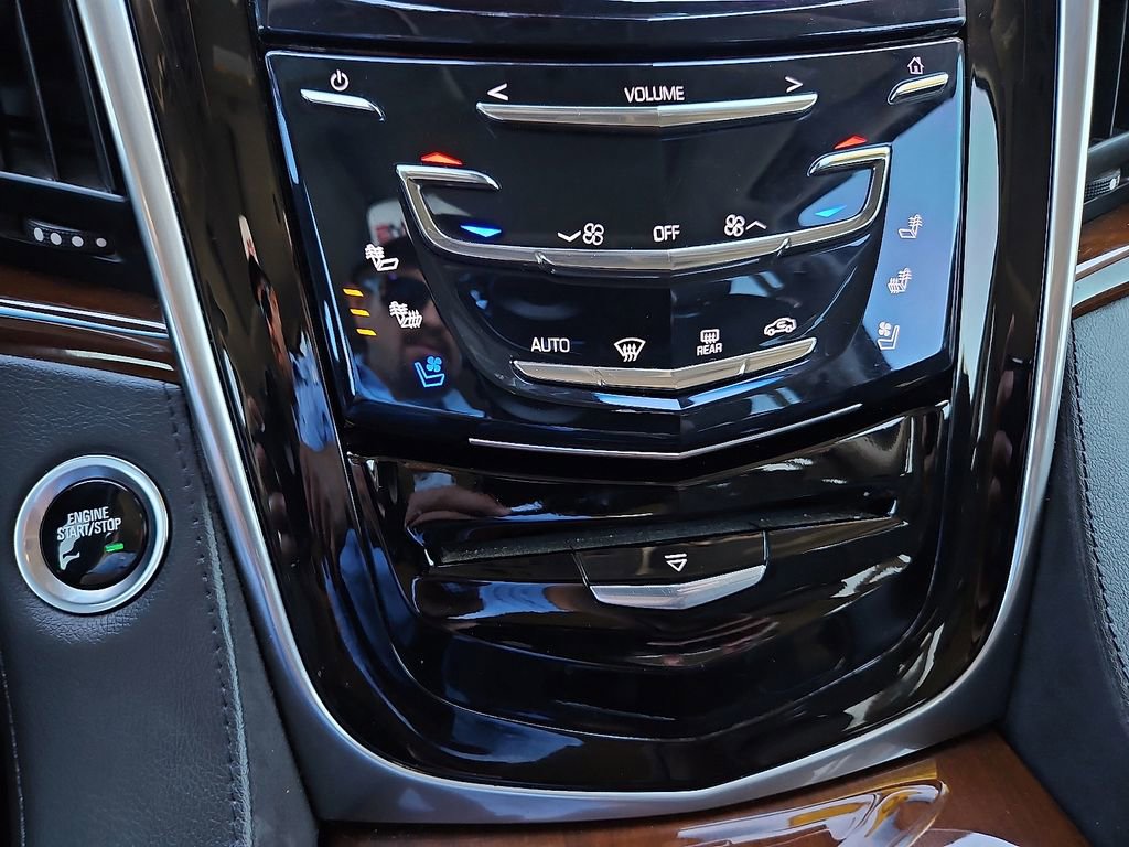 Used 2020 Cadillac Escalade Luxury w/ Escalade Sport Edition AWD/4WD image 27