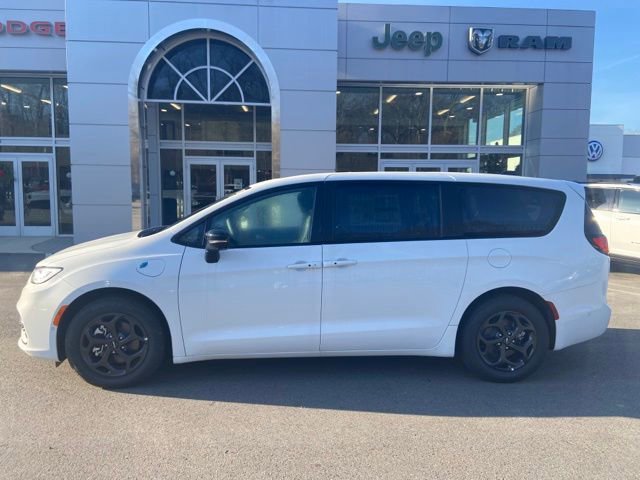 Used 2023 Chrysler Pacifica Limited w/ S Appearance Package FWD image 3