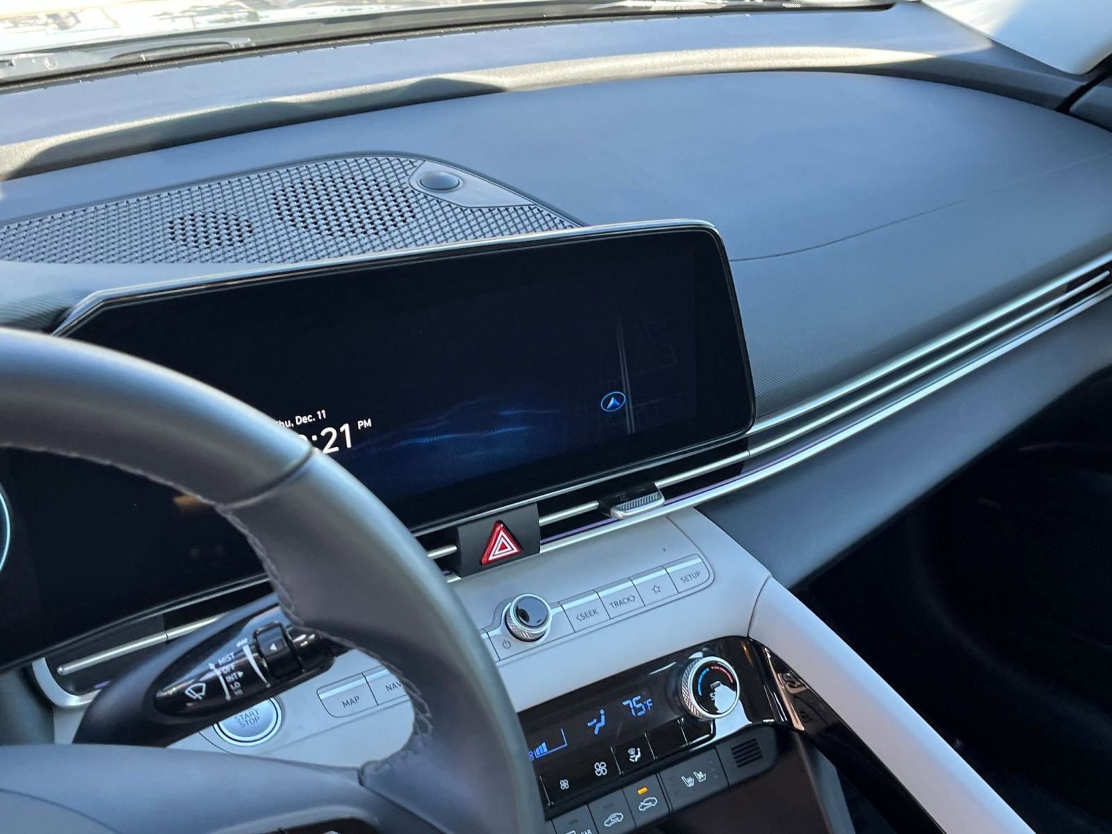 Used 2025 Hyundai Elantra Limited image 18