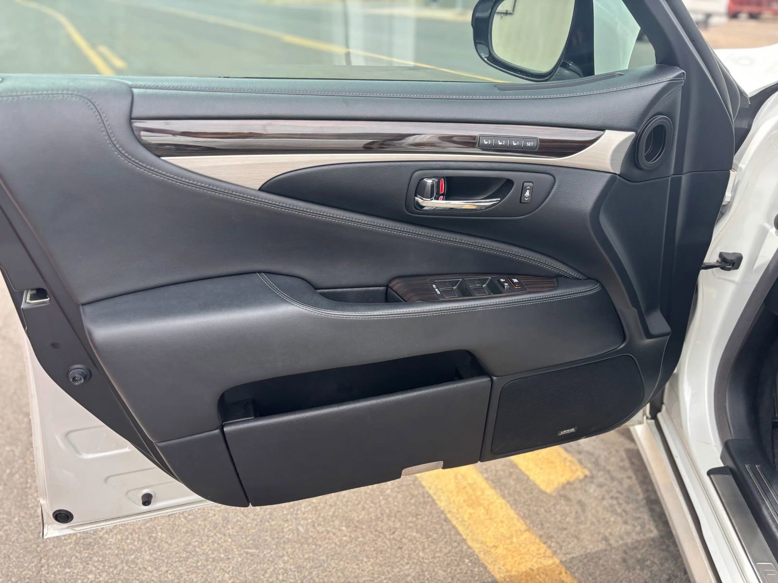 Used 2013 Lexus LS 460 w/ Comfort Pkg RWD image 8