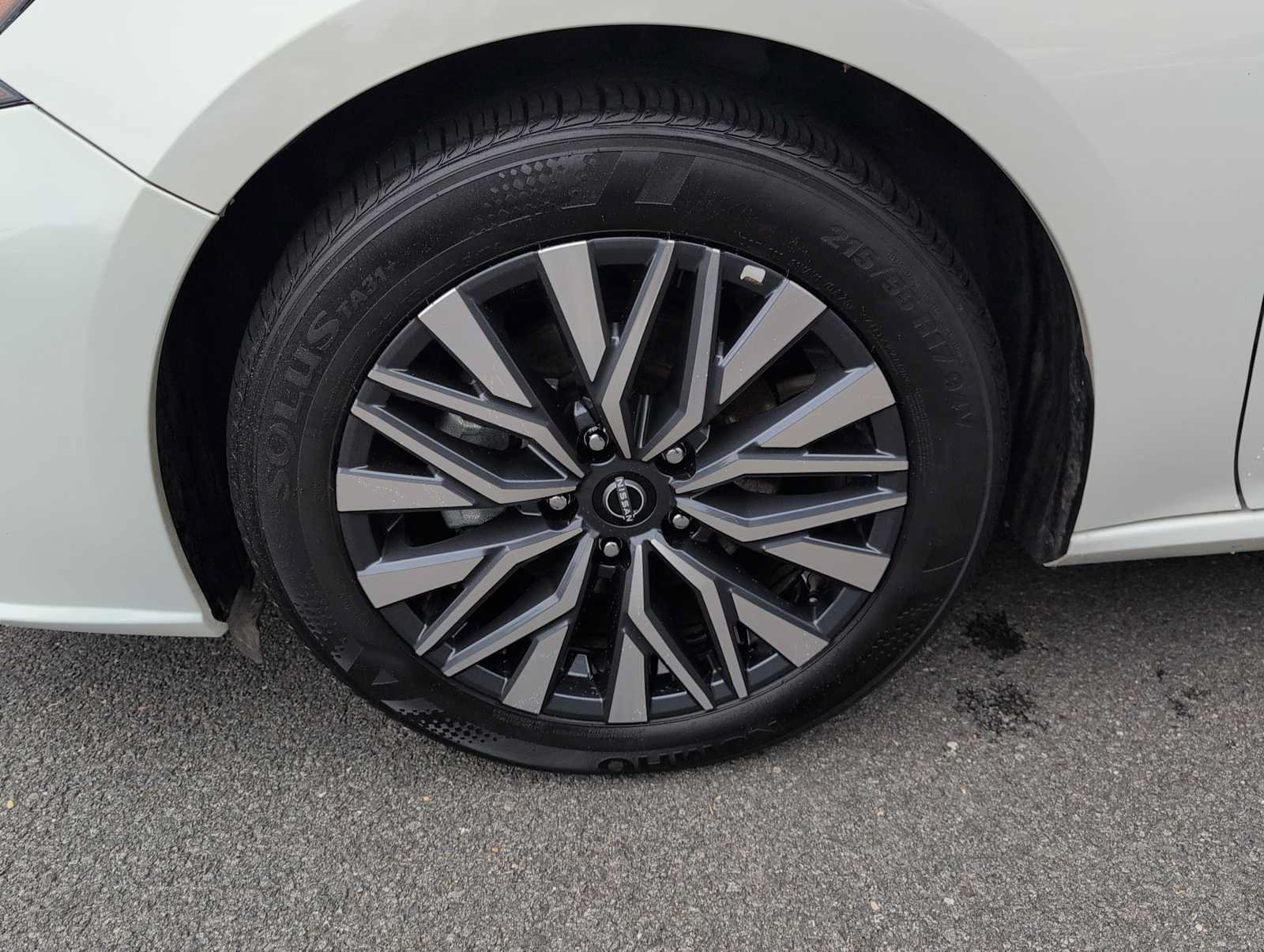 Used 2025 Nissan Altima 2.5 SV FWD image 14