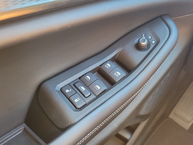 Used 2025 Jeep Grand Cherokee Laredo RWD image 26