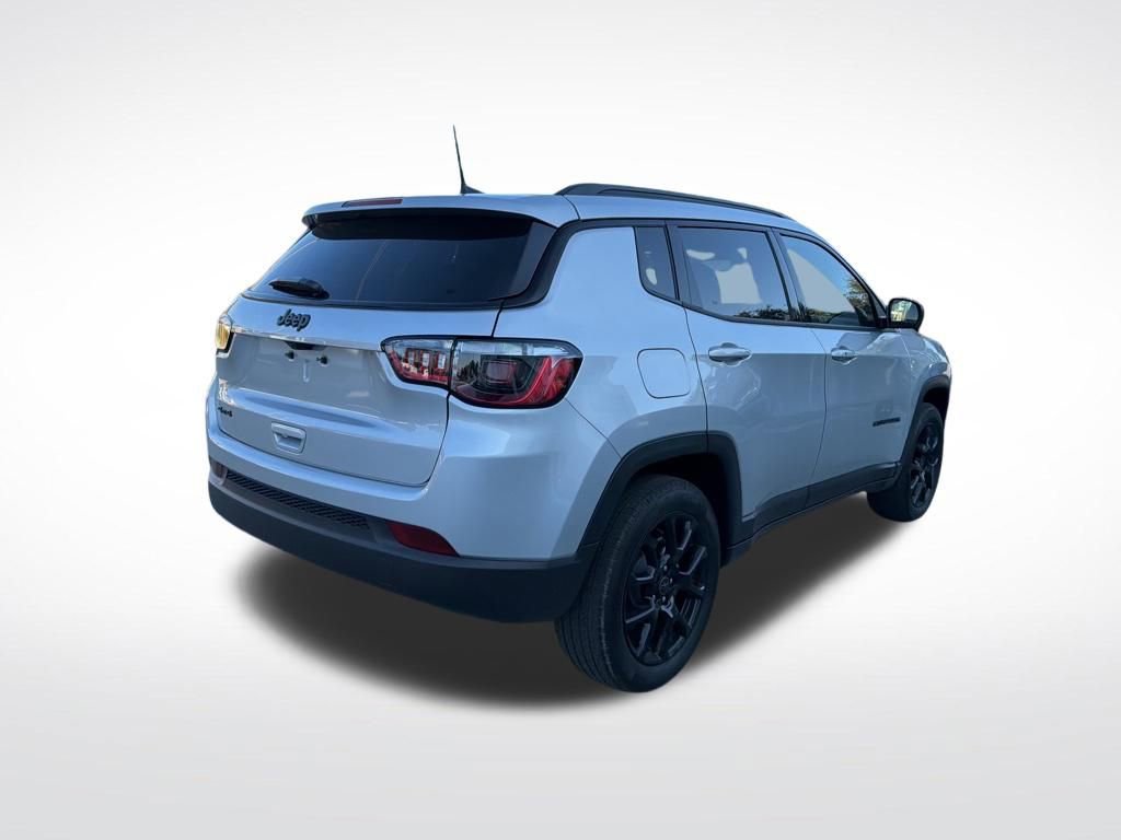 Used 2026 Jeep Compass Latitude AWD/4WD image 3