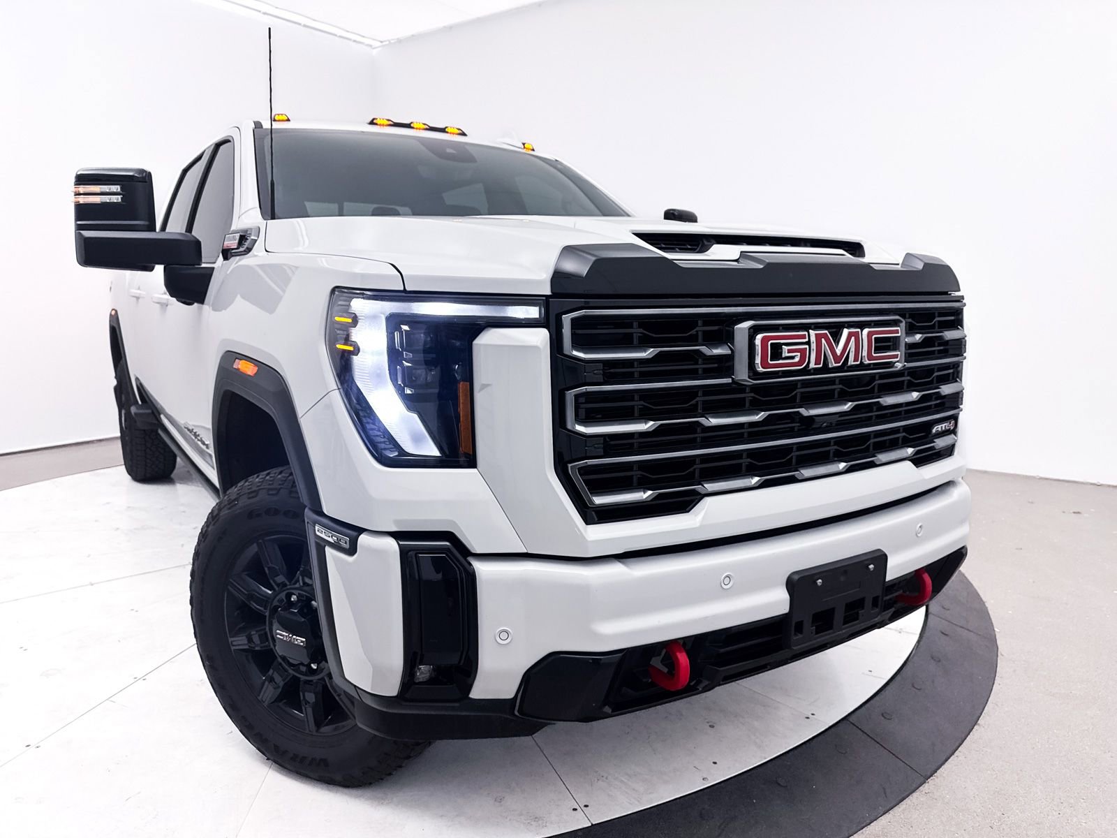 Used 2025 GMC Sierra 2500 AT4 w/ AT4 Premium Plus Package AWD/4WD image 9