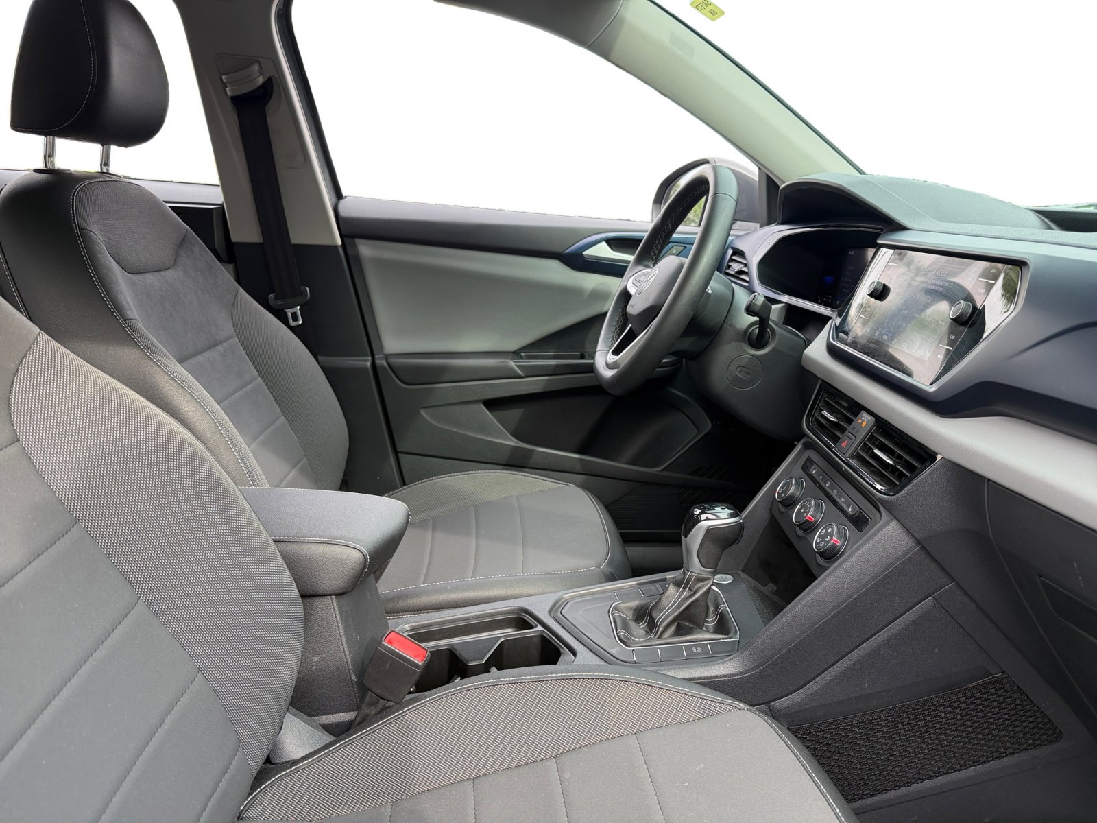 Used 2022 Volkswagen Taos SE w/ Panoramic Sunroof Package image 14