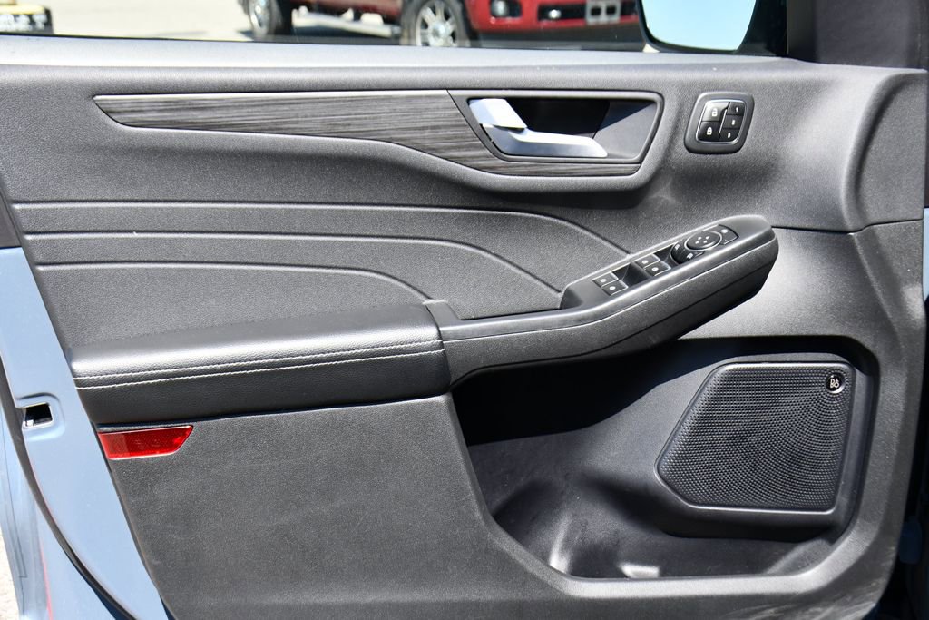 Used 2023 Ford Escape Platinum w/ Premium Technology Package AWD/4WD image 23