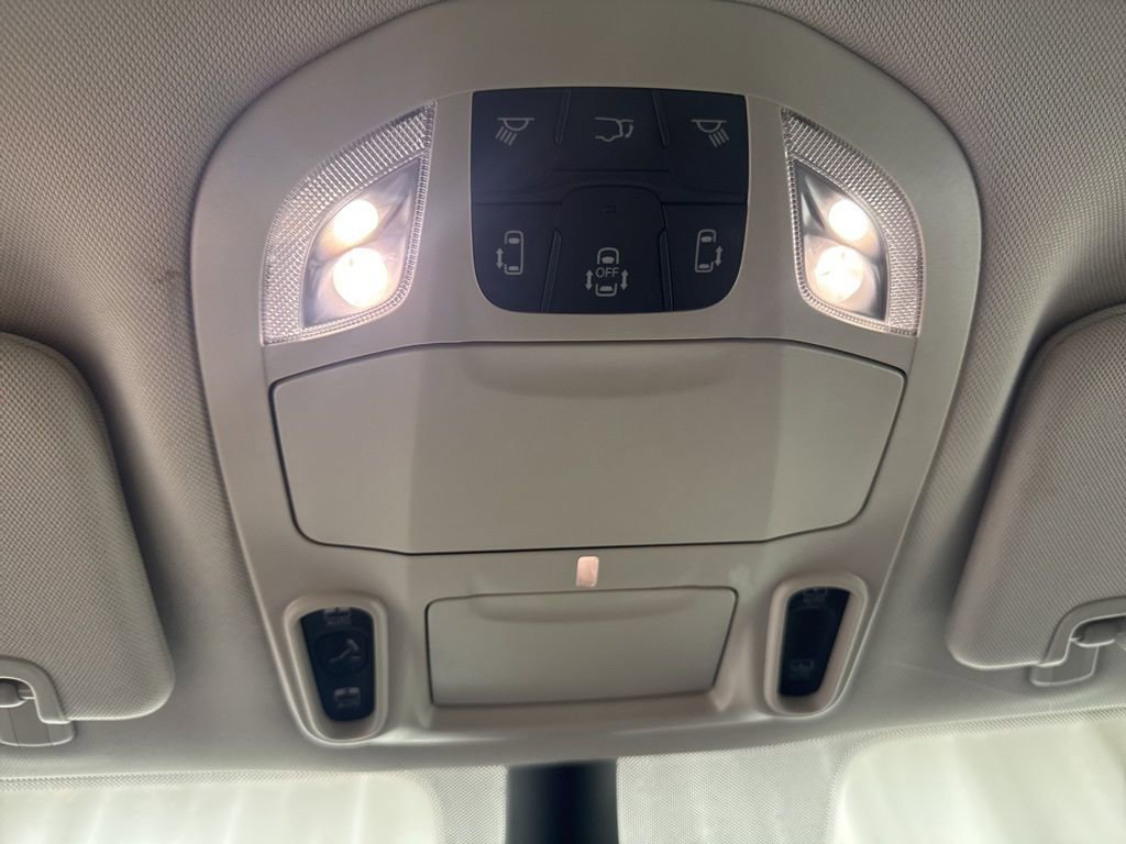 Used 2024 Chrysler Pacifica Limited w/ Uconnect Theater Family Group image 16