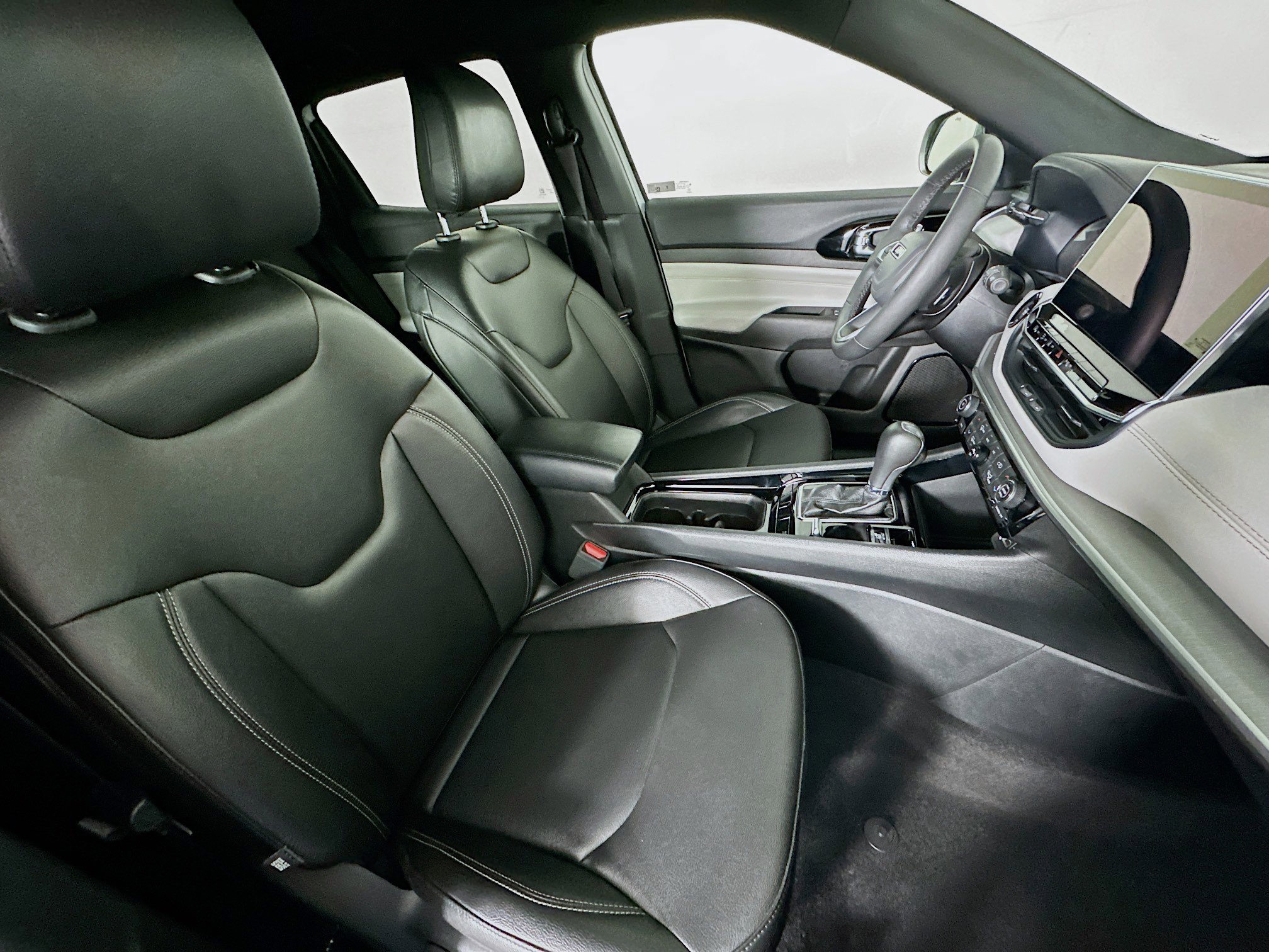 Used 2025 Jeep Compass Limited image 30