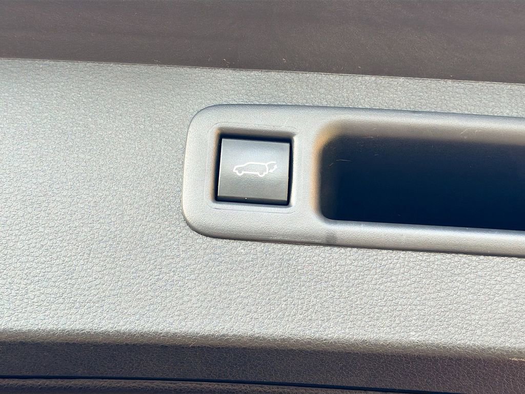 Used 2023 Toyota Highlander XLE FWD image 14