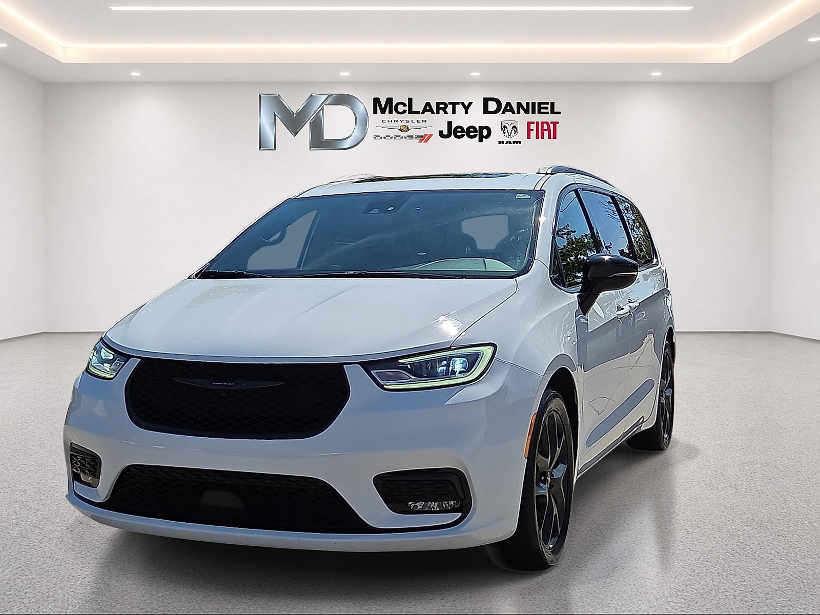 Used 2025 Chrysler Pacifica Limited FWD image 2