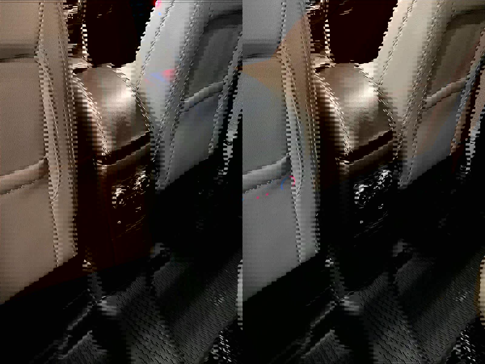 Used 2023 Ford Explorer Limited w/ Limited Technology Package image 29