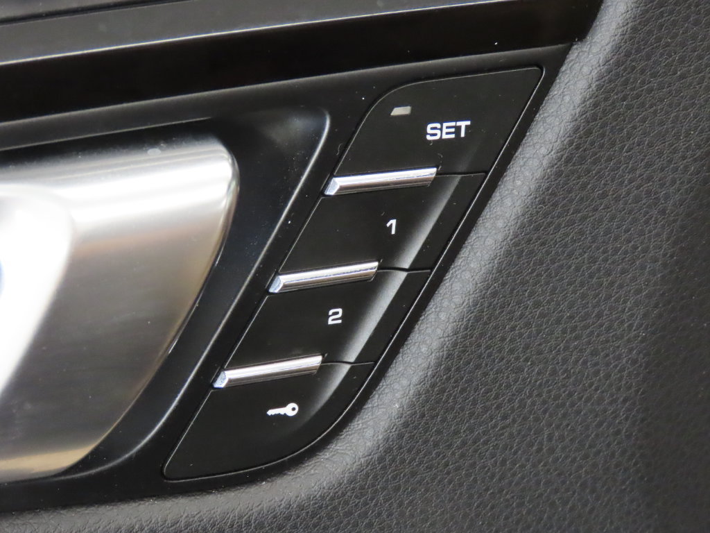 Certified 2023 Porsche Macan AWD/4WD image 34