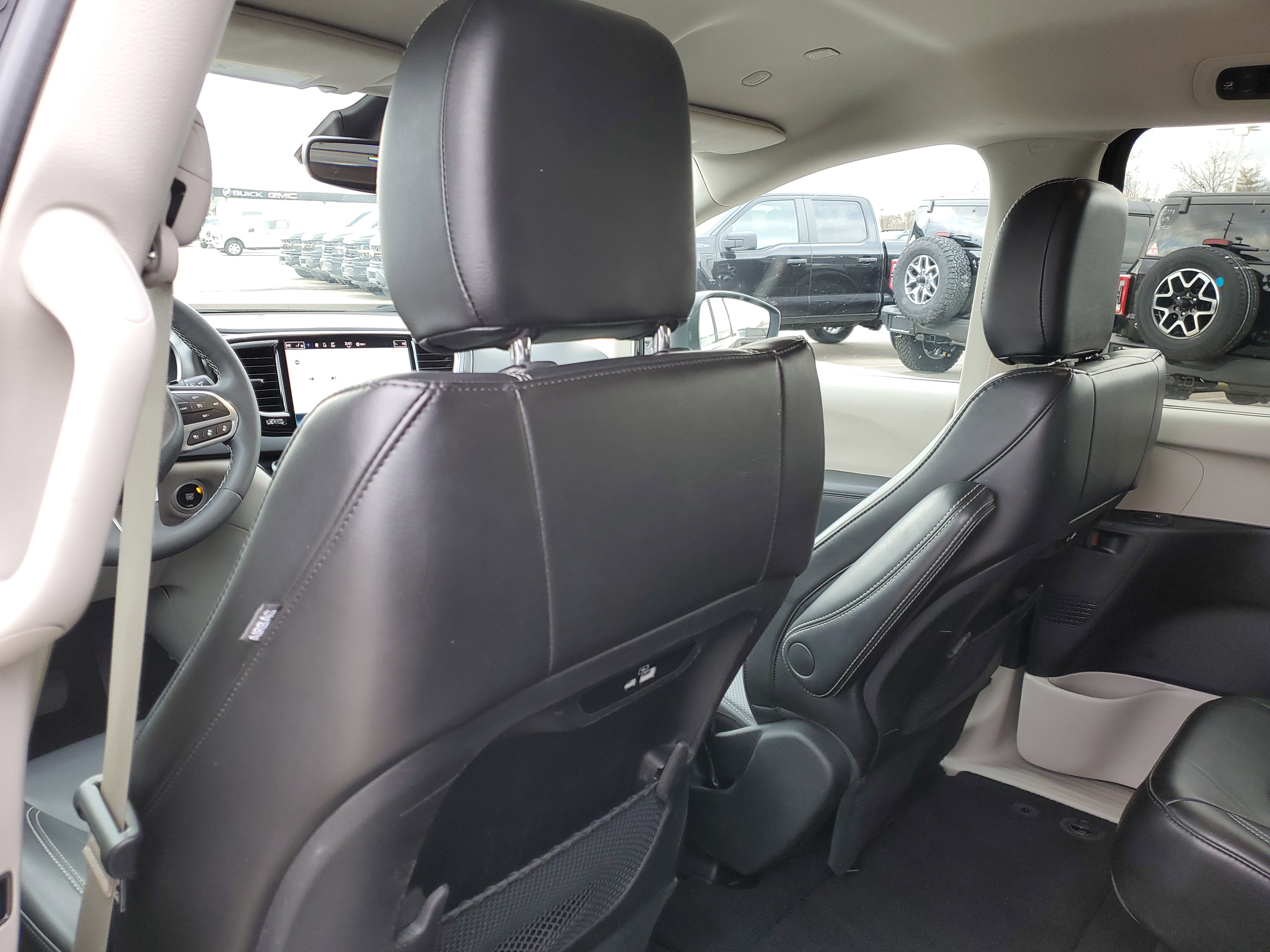 Used 2023 Chrysler Pacifica Touring-L image 13