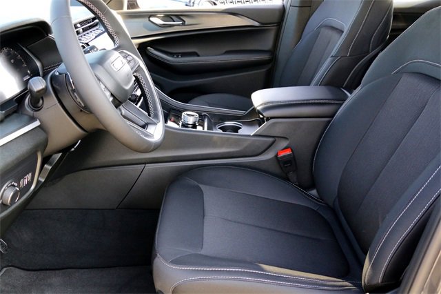 Used 2025 Jeep Grand Cherokee Laredo image 10