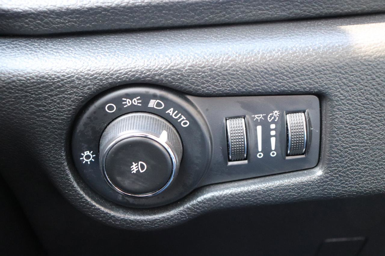 Used 2025 Chrysler Pacifica Limited FWD image 49