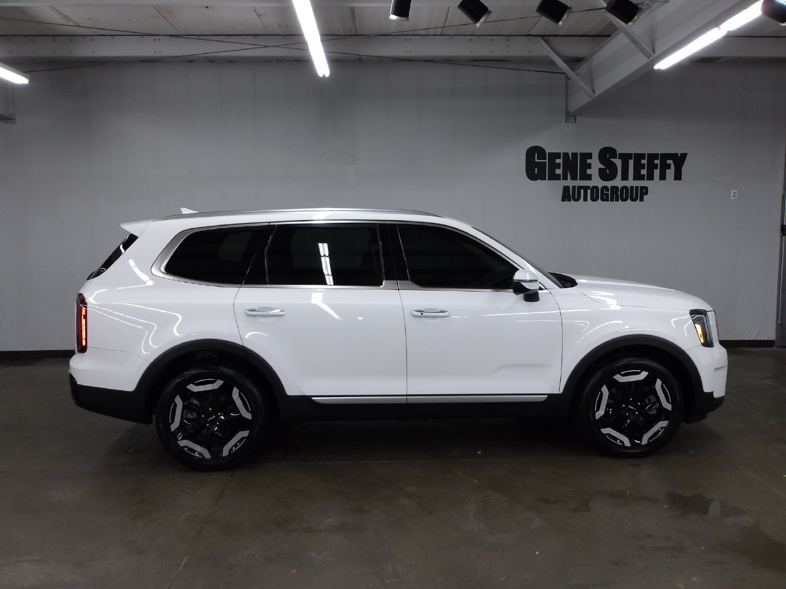 Used 2024 Kia Telluride S AWD/4WD image 2