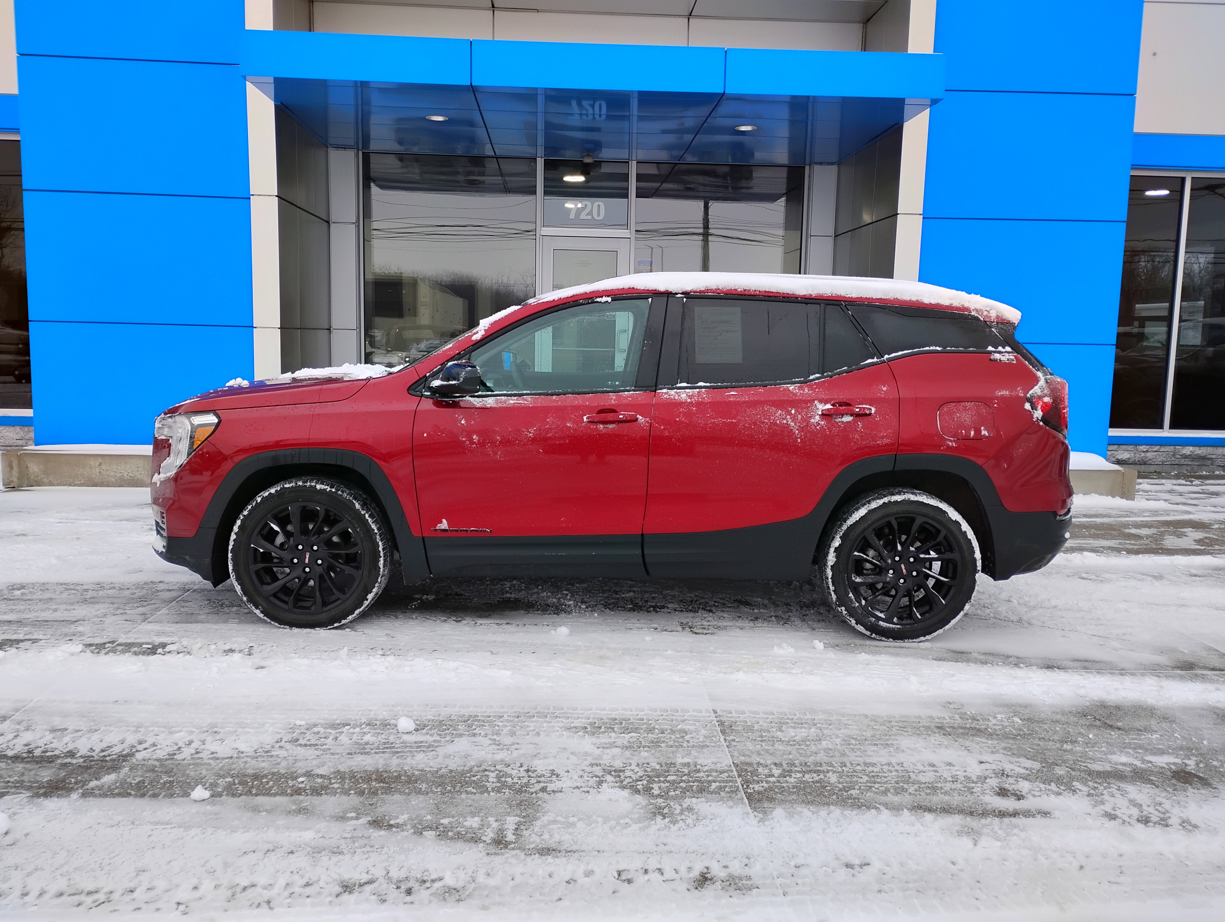 Used 2024 GMC Terrain SLE w/ Driver Convenience Package image 5