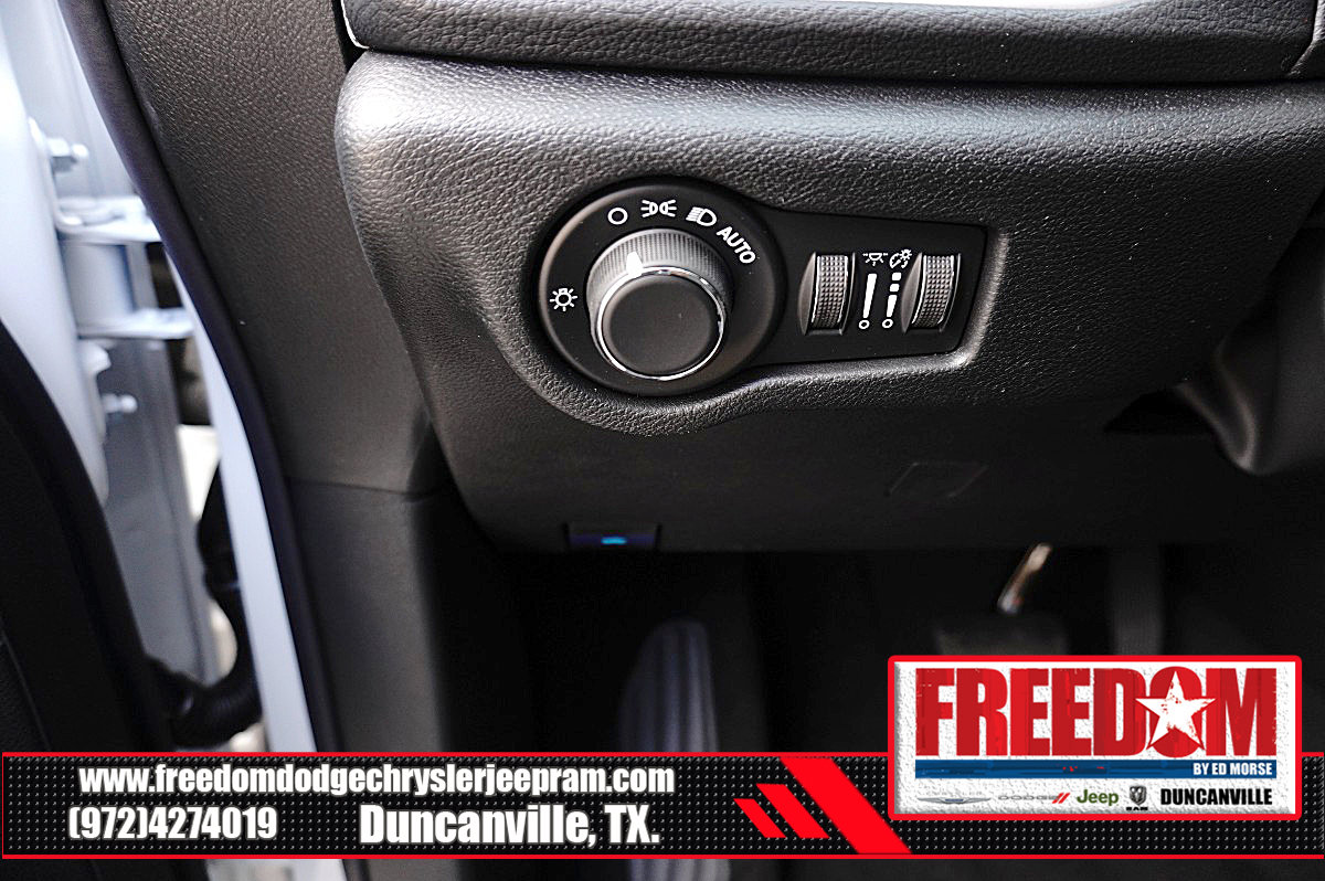 New 2027 Chrysler Pacifica Select w/ Family Tech Group FWD image 25