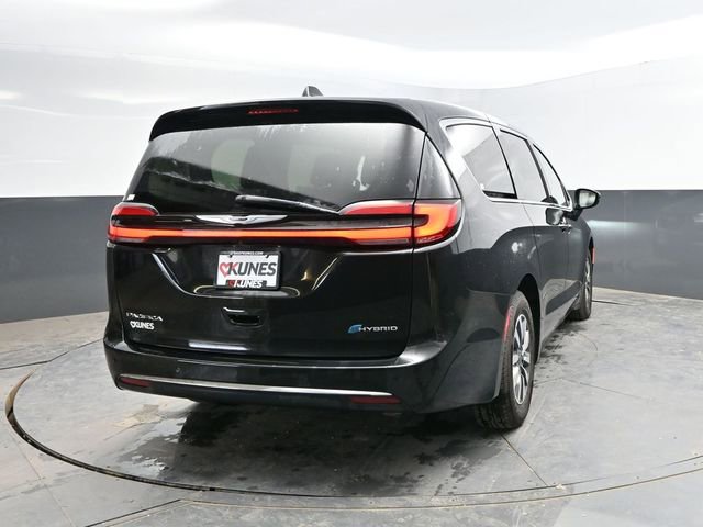 Used 2023 Chrysler Pacifica Touring-L FWD image 9