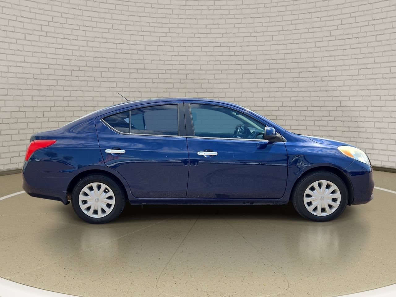 Used 2013 Nissan Versa SV FWD image 4