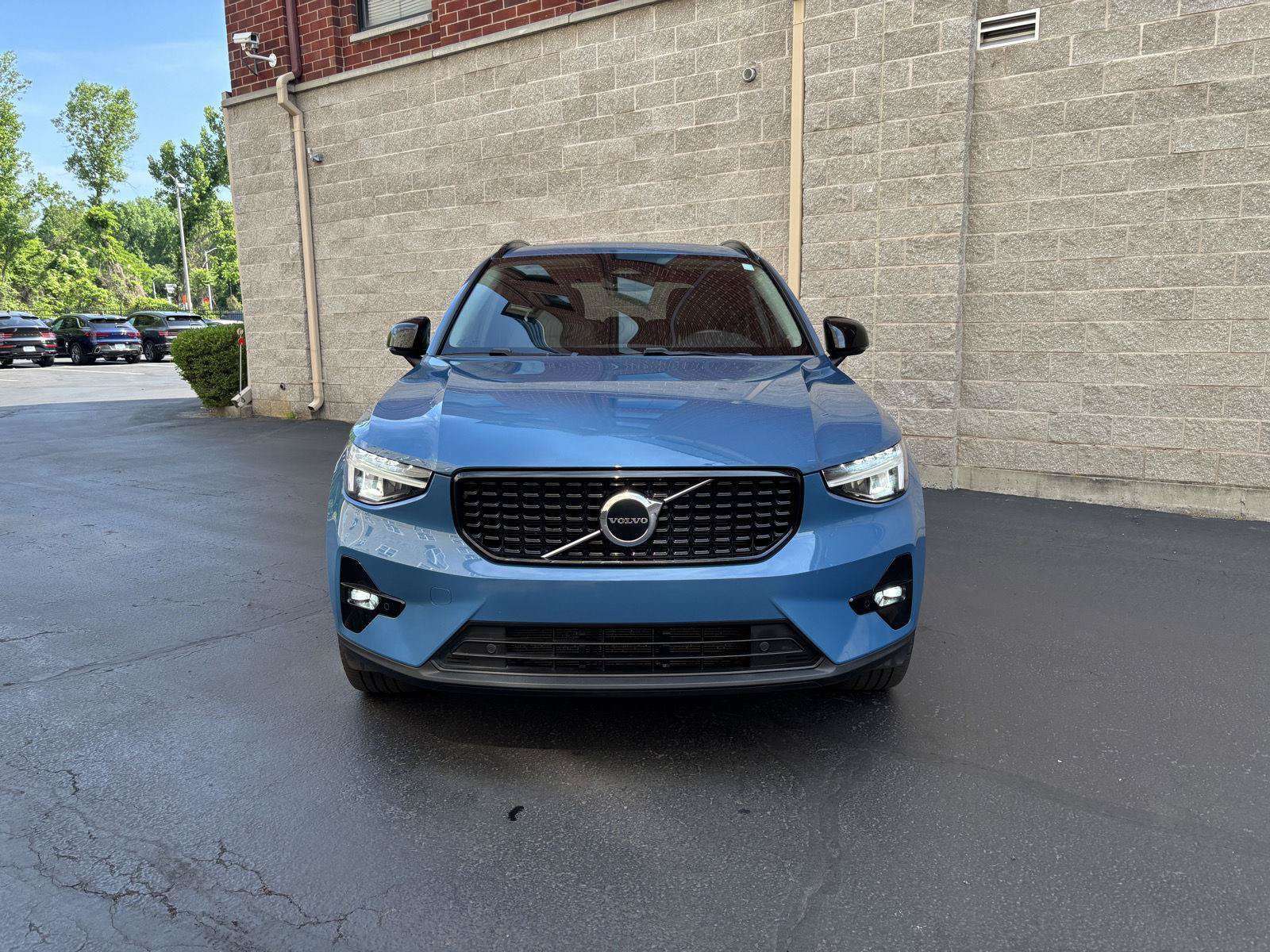 Used 2023 Volvo XC40 B5 Plus w/ Climate Package AWD/4WD image 5