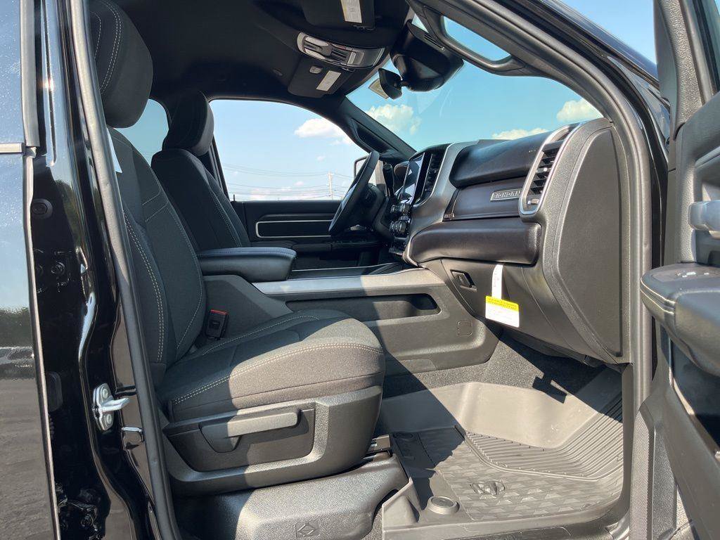 New 2025 RAM 2500 Big Horn AWD/4WD image 32