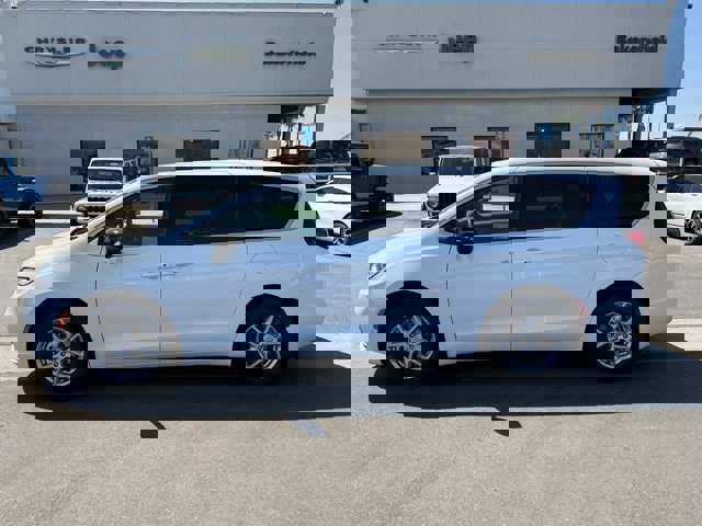 New 2026 Chrysler Pacifica Select image 3