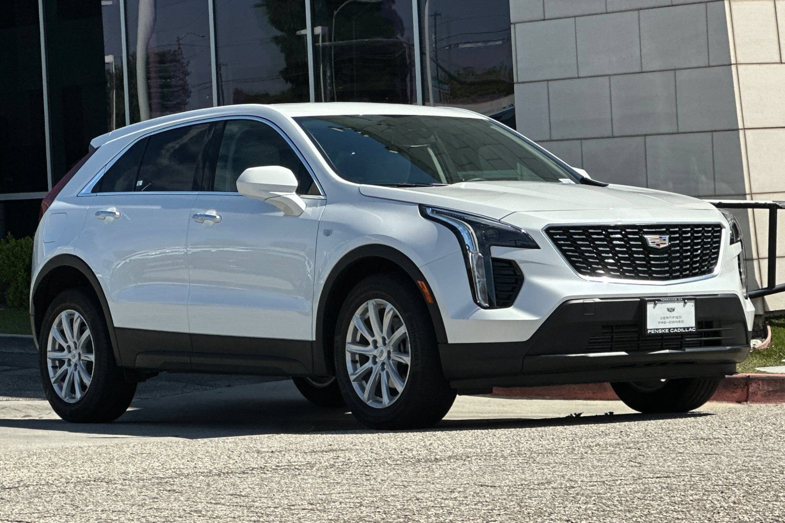Used 2022 Cadillac XT4 Luxury w/ Cold Weather Package FWD image 2