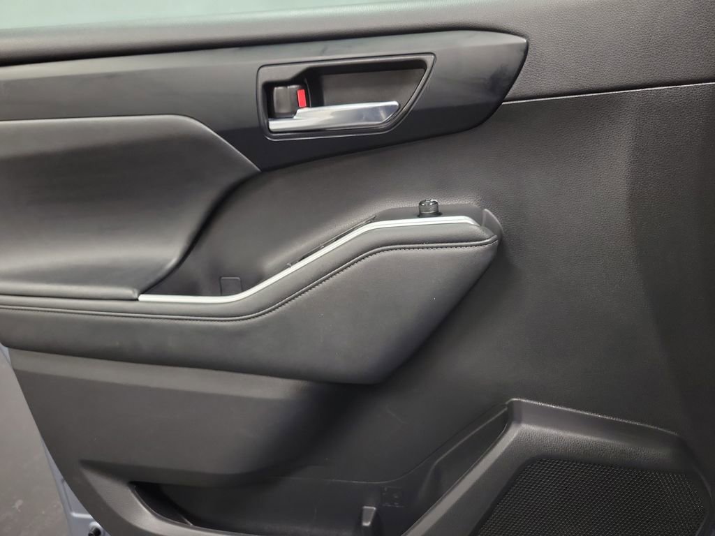 Used 2022 Toyota Highlander XLE image 23