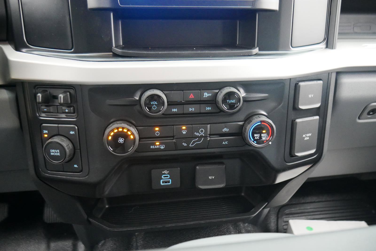 New 2026 Ford F550 4x4 Crew Cab image 32