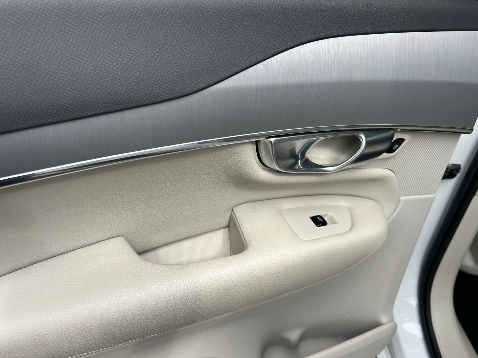 Used 2022 Volvo XC90 T5 Momentum image 40