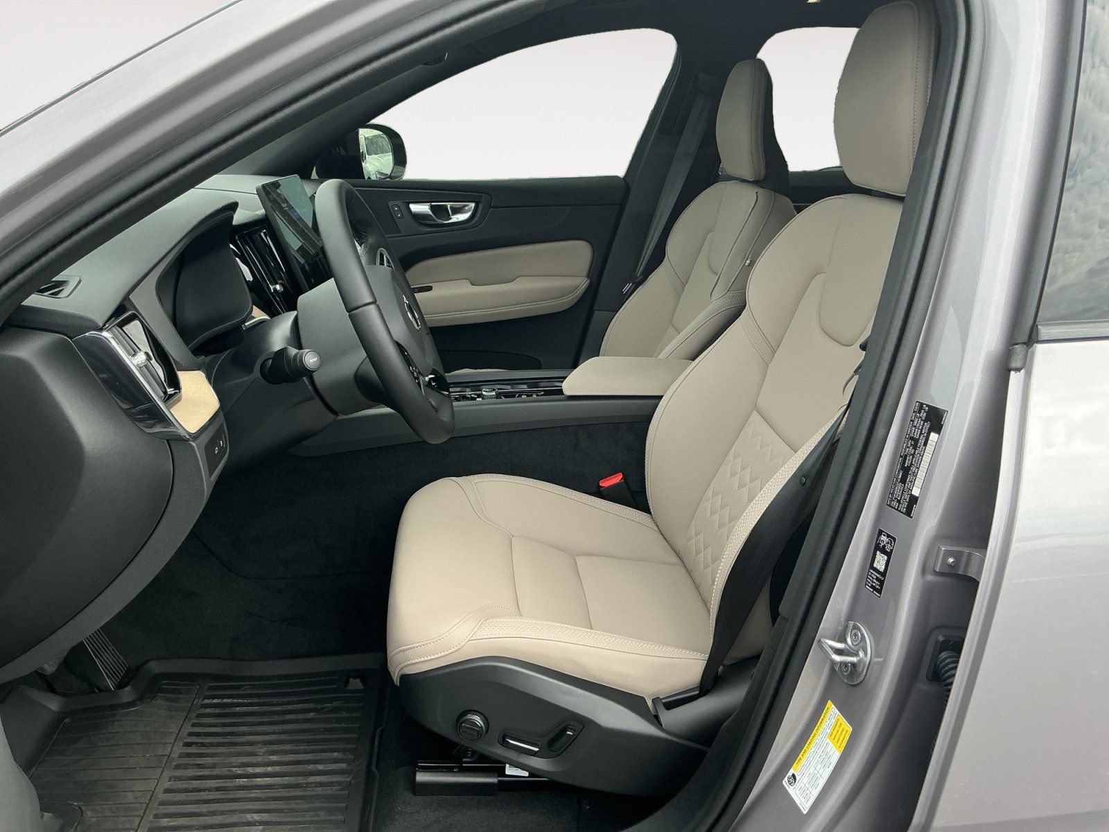 New 2026 Volvo XC60 T8 Plus w/ Protection Package Premier AWD/4WD image 9