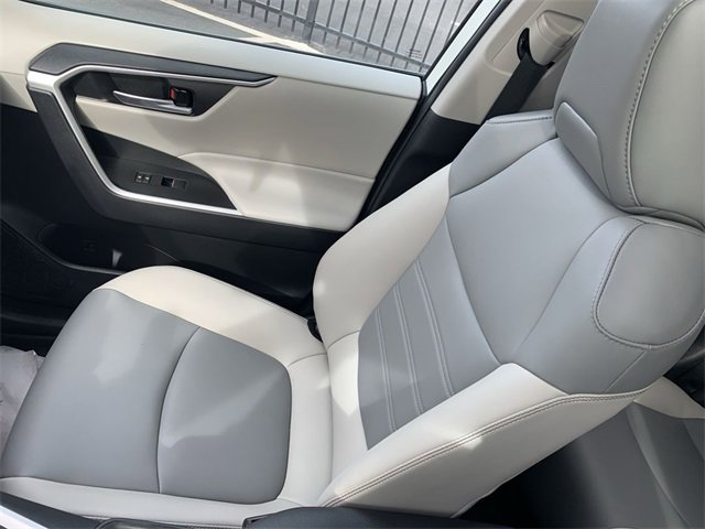 Used 2021 Toyota RAV4 XLE Premium image 31