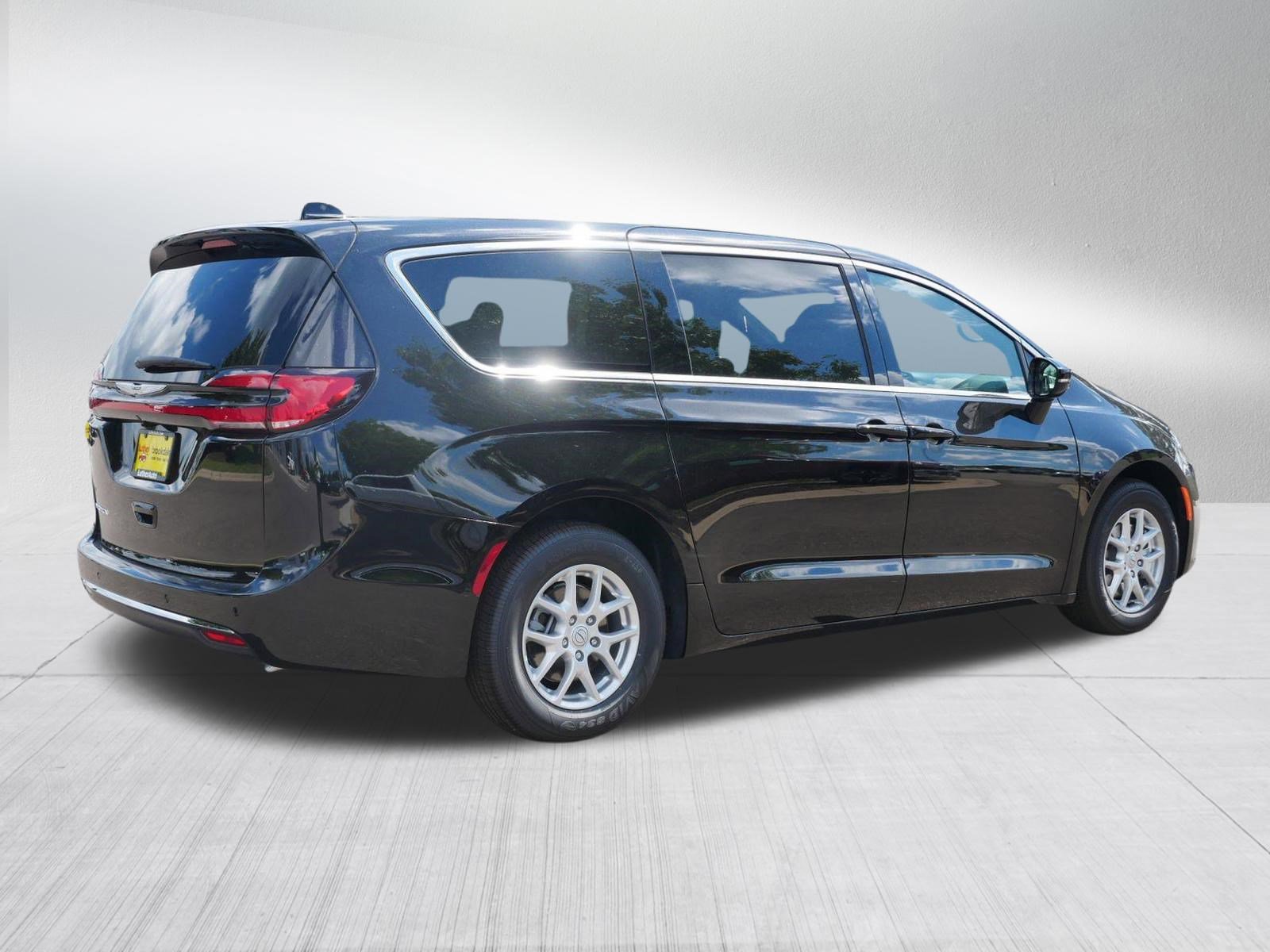 New 2026 Chrysler Pacifica Select image 7
