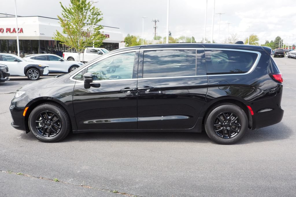 Used 2024 Chrysler Pacifica Touring-L FWD image 8