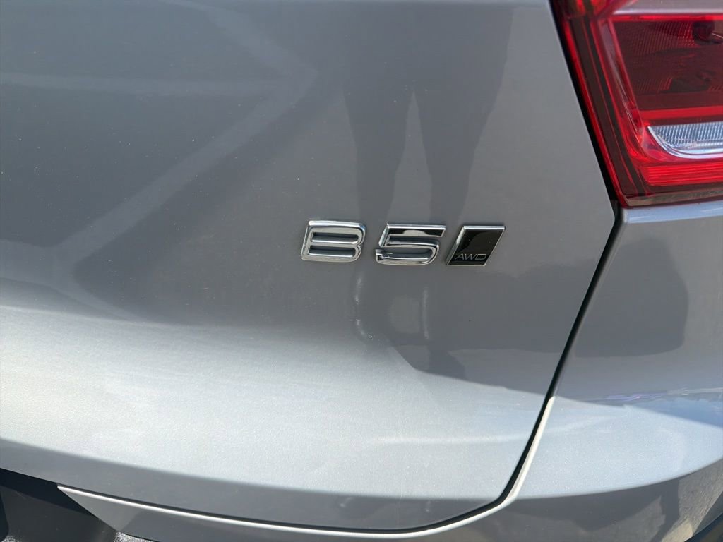 Used 2025 Volvo XC40 B5 Plus image 4