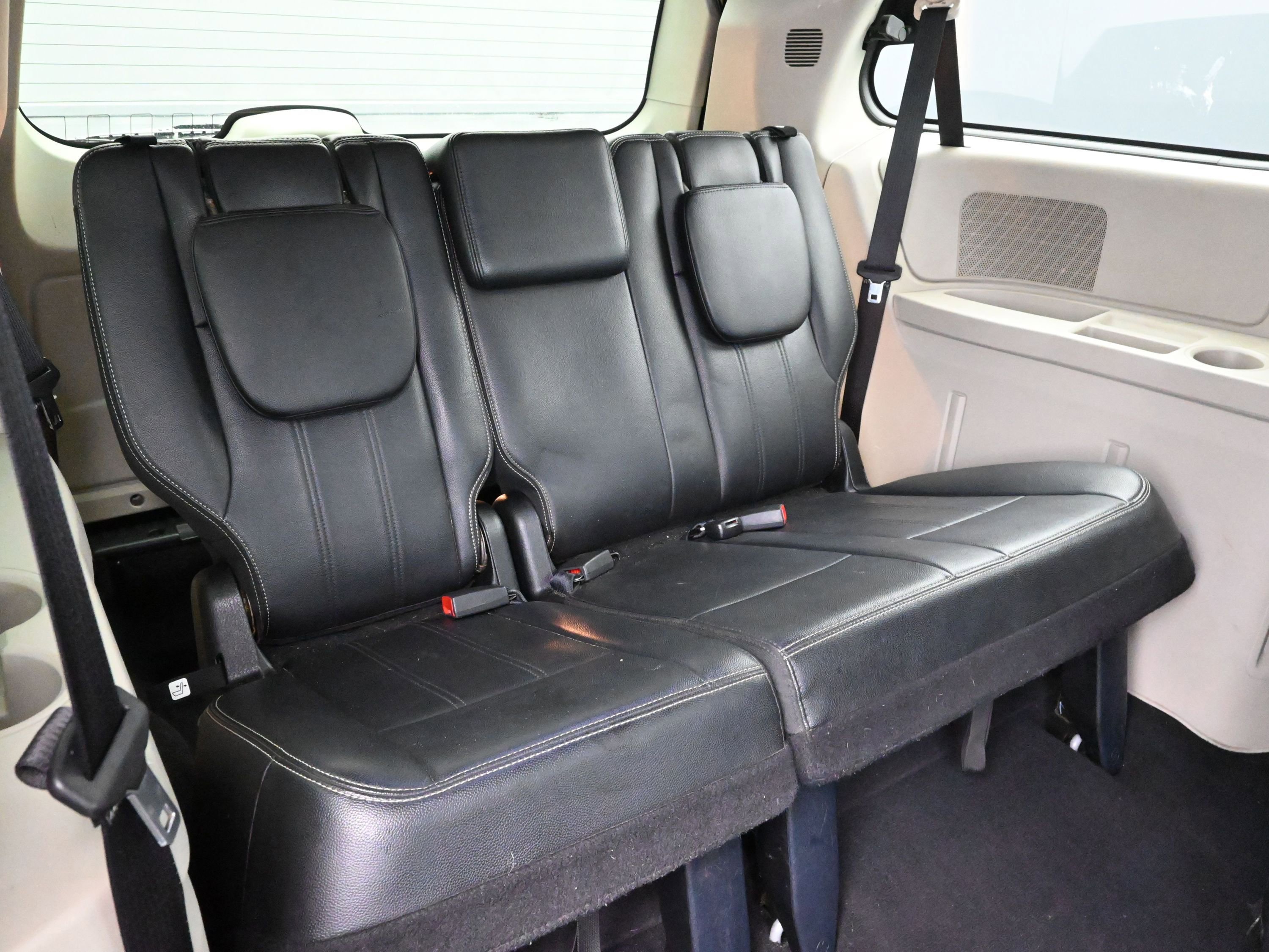 Used 2013 Chrysler Town & Country Touring image 25