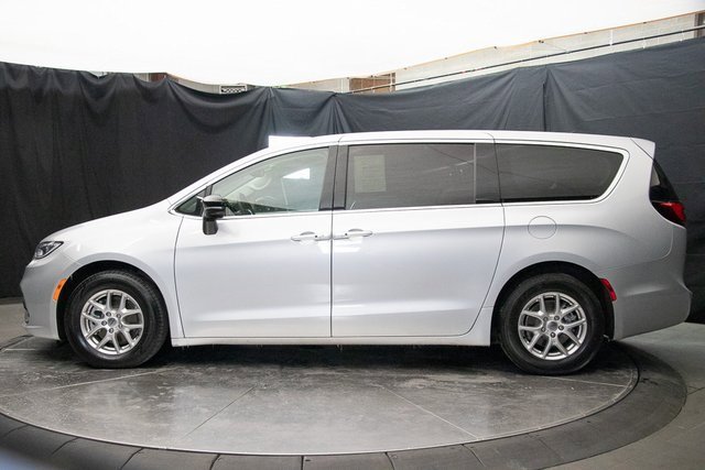 Used 2024 Chrysler Pacifica Touring-L image 9