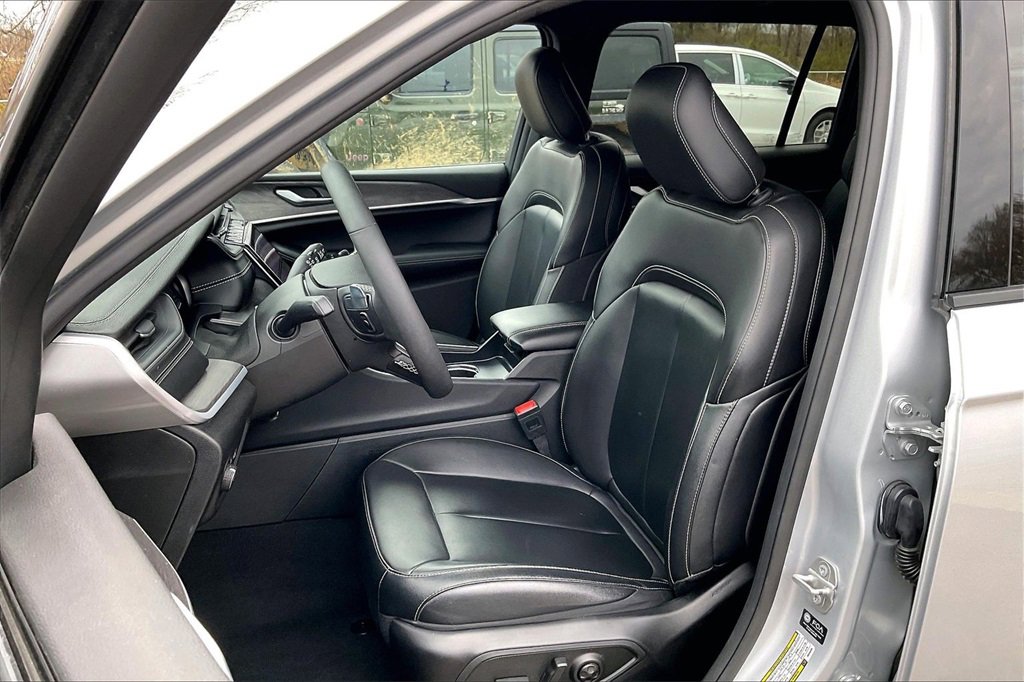 Used 2024 Jeep Grand Cherokee L Limited image 25