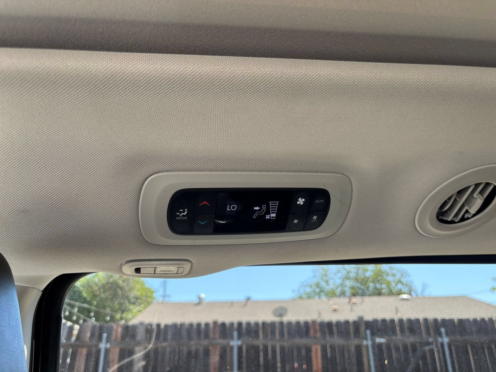 Used 2023 Chrysler Pacifica Limited FWD image 25
