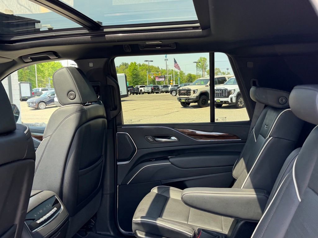 Used 2024 Cadillac Escalade Premium Luxury AWD/4WD image 13